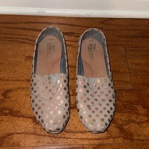 TOMS Women's Gray and Gold Polka Dot Flats